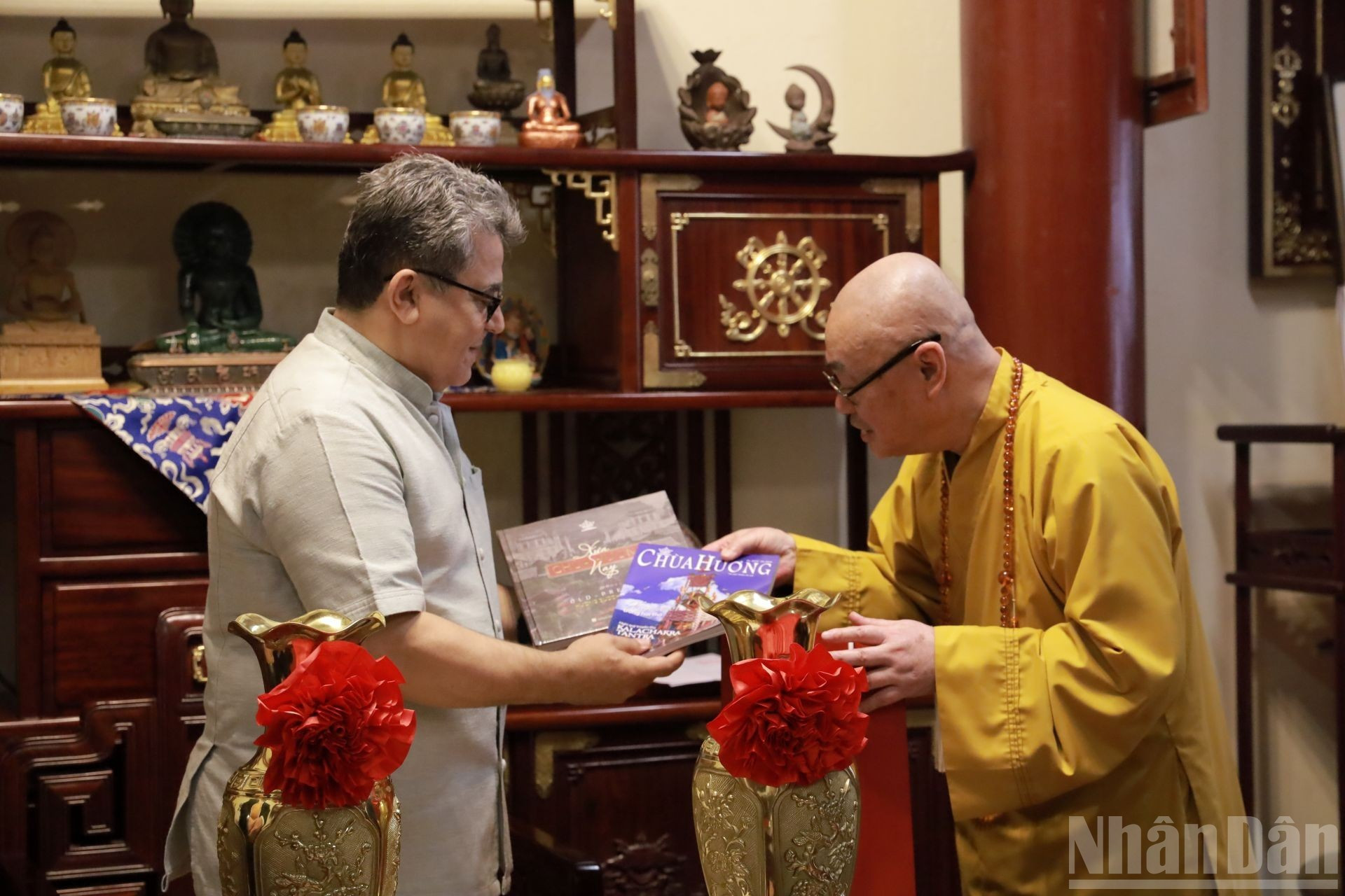 El venerable Thich Minh Hien obsequia un libro sobre la pagoda Huong al embajador de Palestina en Vietnam, Saadi Salama, decano del cuerpo diplomático en Vietnam.