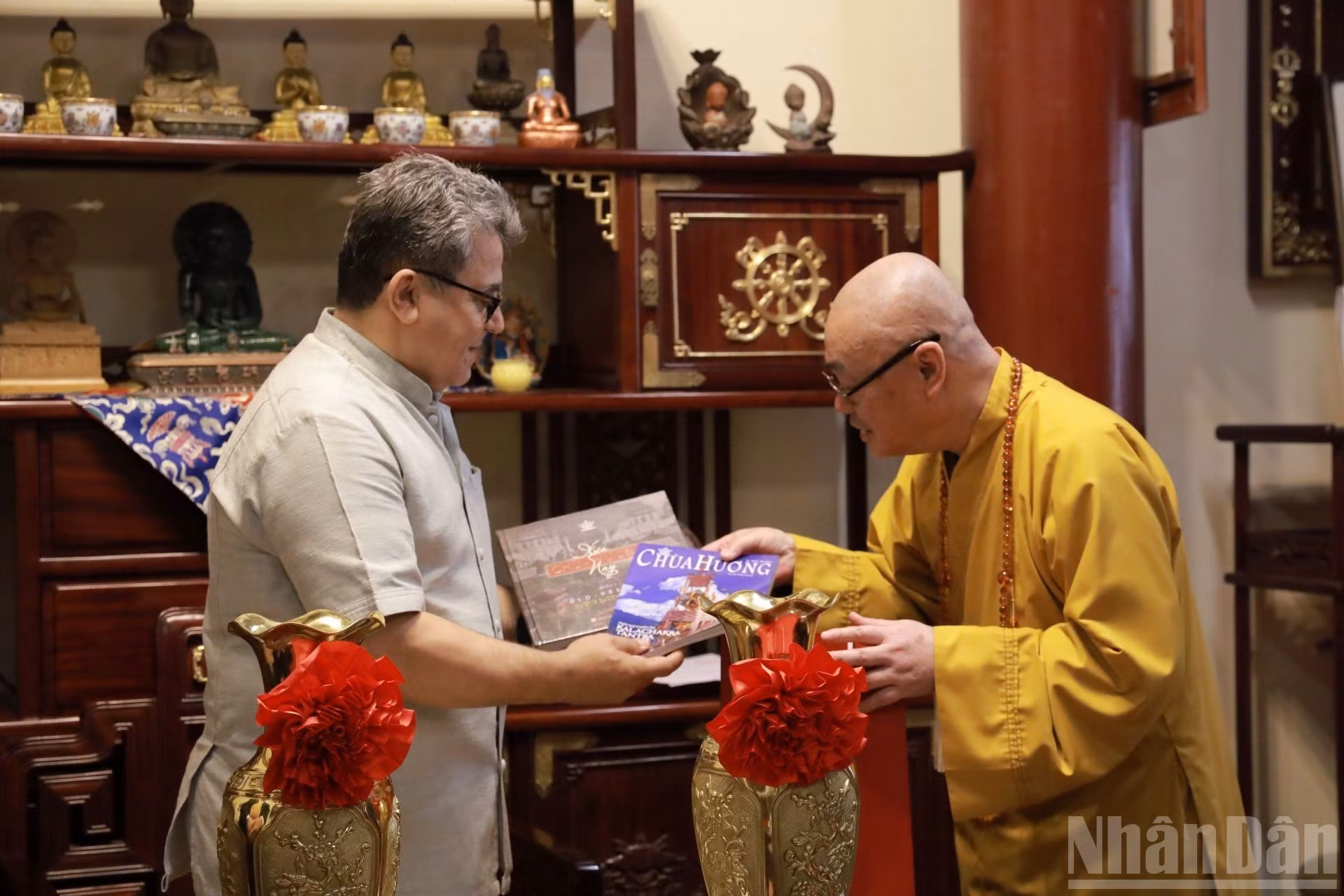 El venerable Thich Minh Hien obsequia un libro sobre la pagoda Huong al embajador de Palestina en Vietnam, Saadi Salama, decano del cuerpo diplomático en Vietnam.