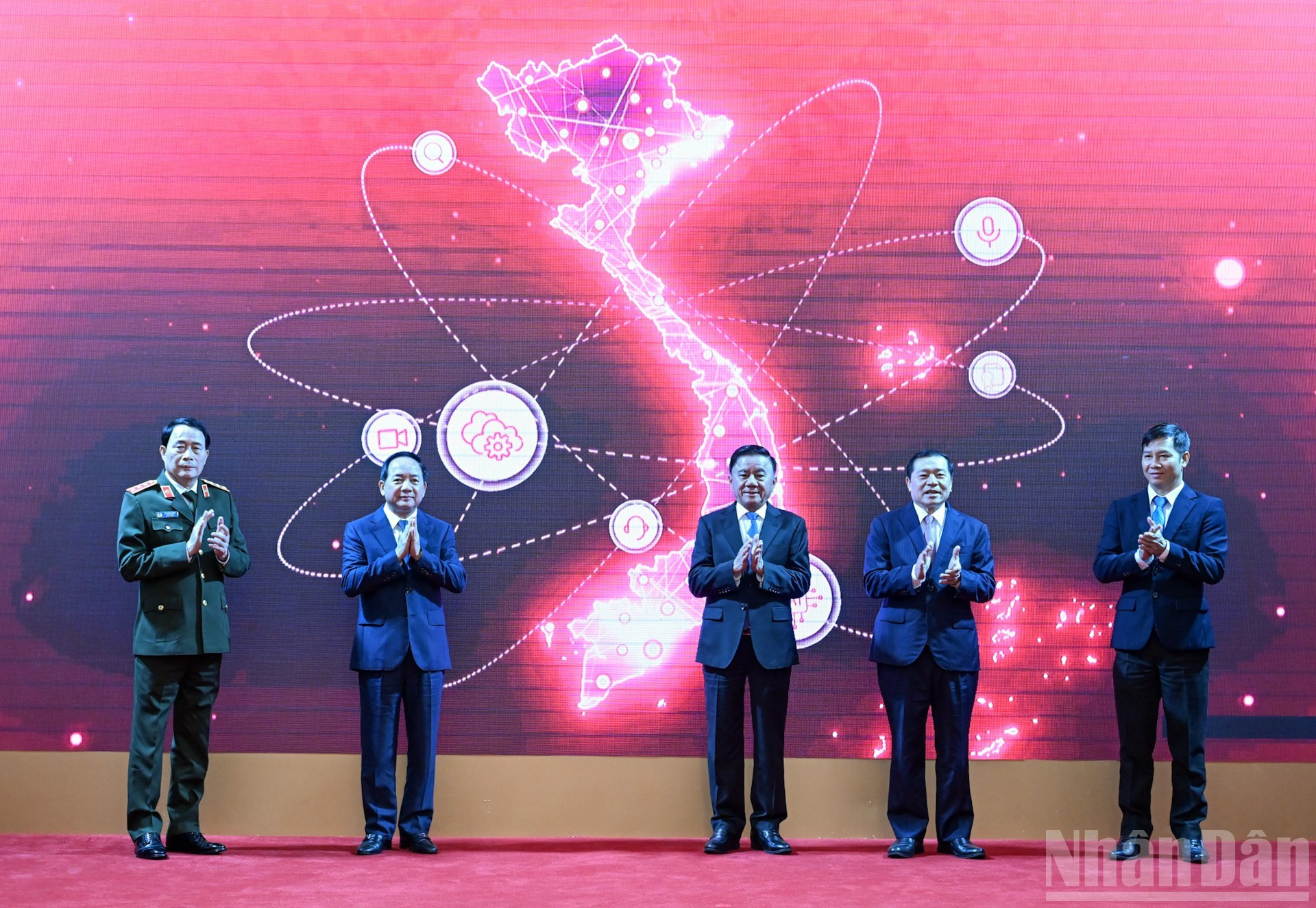 El miembro del Buró Político y permanente del Secretariado del Comité Central del PCV, Tran Cam Tu, junto con los delegados, realiza el acto de lanzamiento de la App TGDV en dispositivos móviles.