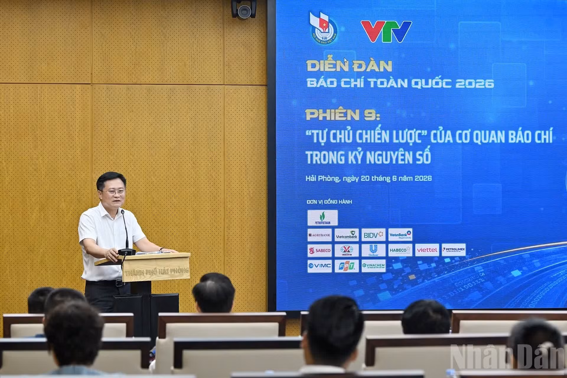 Pham Van Tuan, director del periódico y la Radio-Televisión de Hai Phong, presenta la ponencia “Autonomía financiera de los medios de comunicación locales tras la reorganización del aparato institucional”.