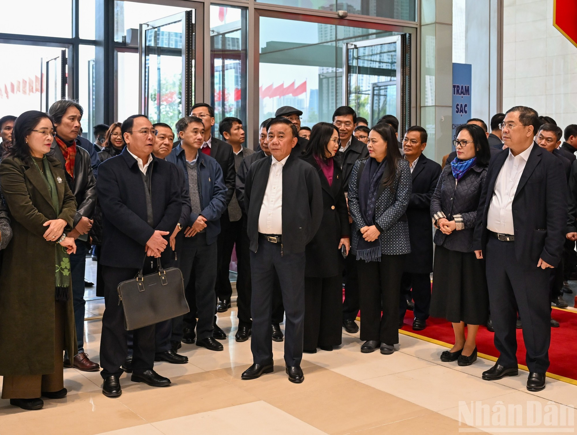 Representantes del Ministerio de Cultura, Deportes y Turismo informan a Tran Cam Tu sobre los preparativos del Congreso Nacional del PCV.