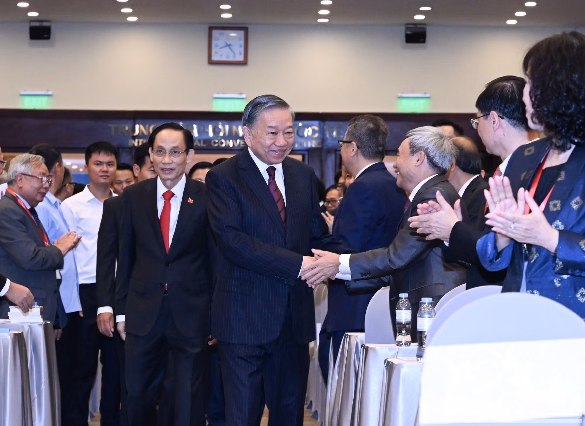 El líder vietnamita saluda a los delegados asistentes a la sesión plenaria inaugural de la 33ª Conferencia Diplomática.