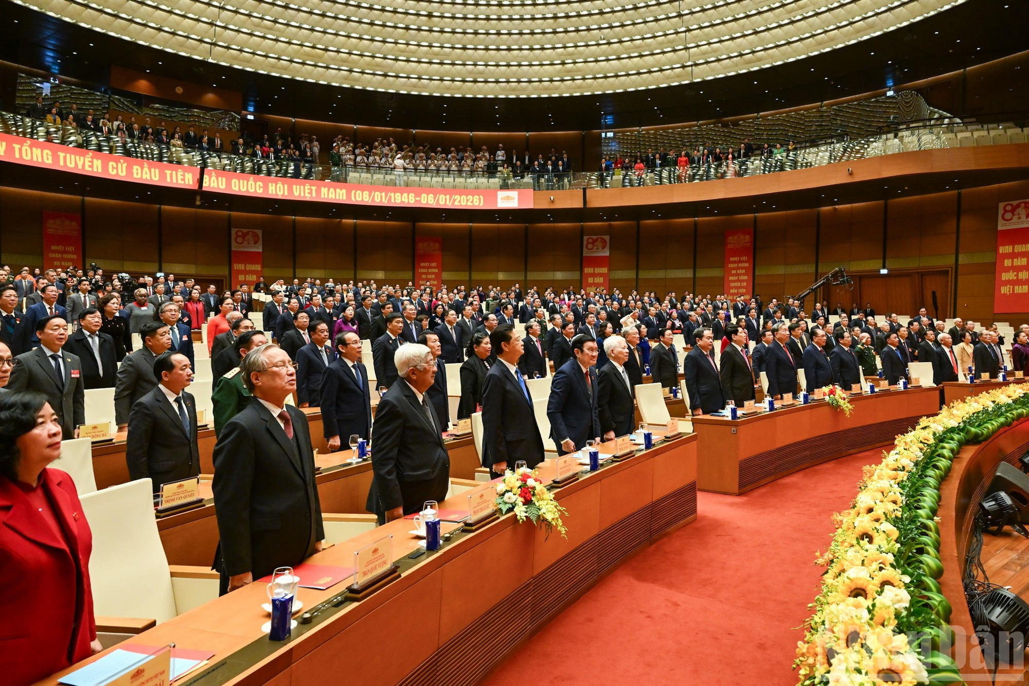 Dirigentes y exlideres del Partido y del Estado, junto con los delegados, realizan la ceremonia de saludo a la bandera nacional.