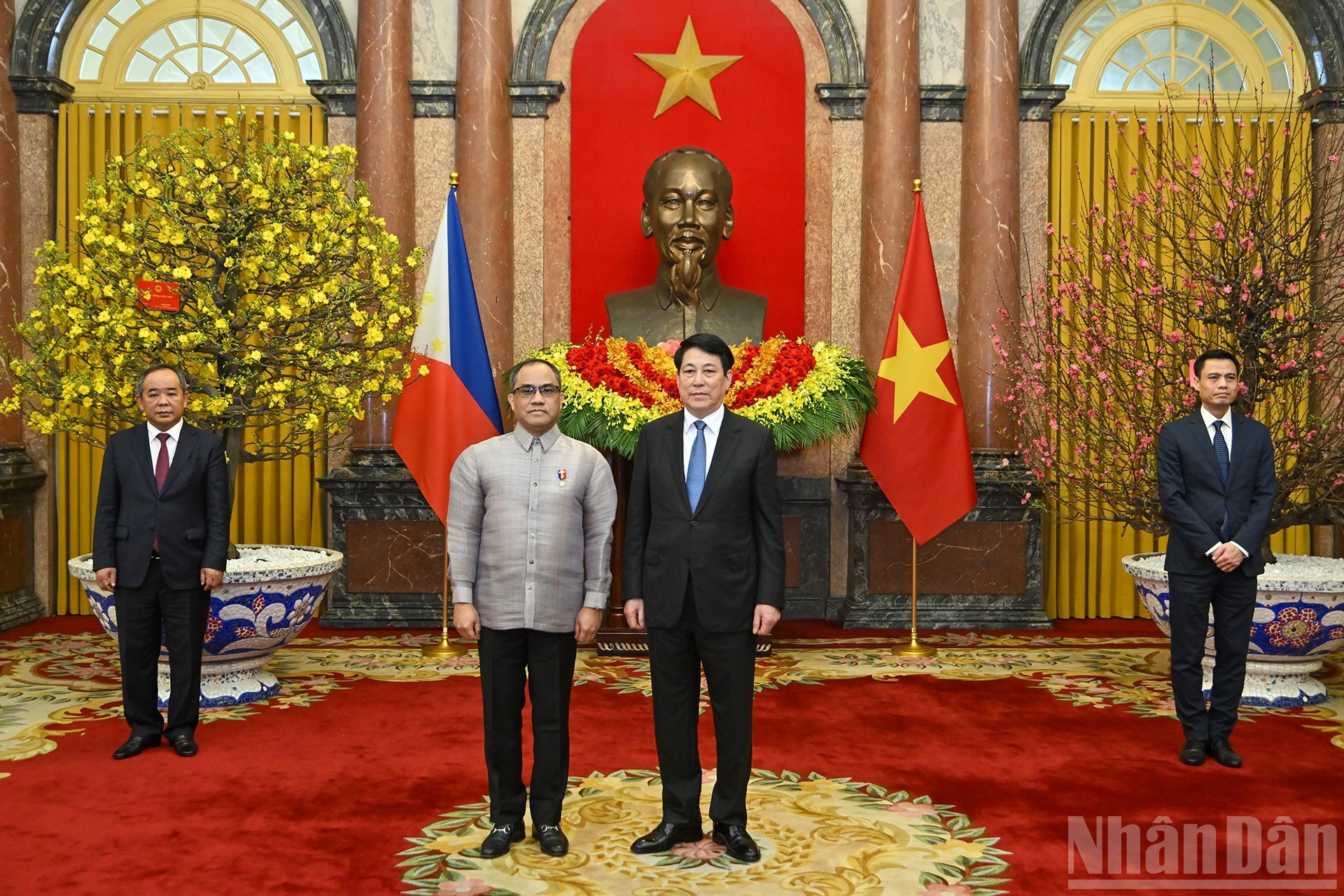 El embajador de Filipinas en Vietnam, Francisco Noel R. Fernandez III, presenta sus cartas credenciales al presidente de Vietnam, Luong Cuong.