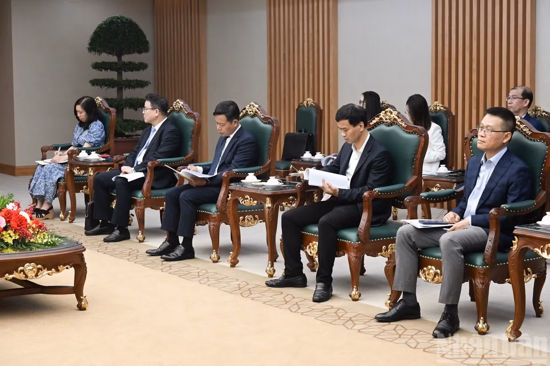 Representantes de ministerios y organismos del Gobierno de Vietnam asisten a la reunión.