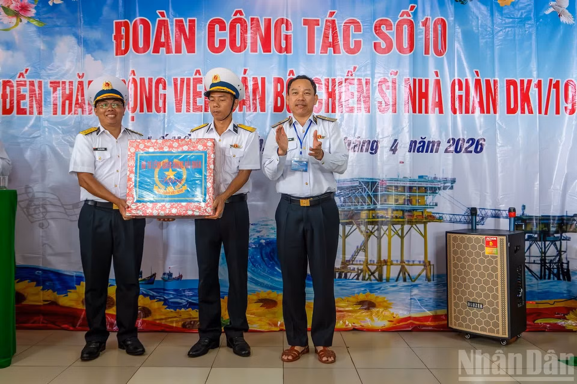 El contralmirante Ho Thanh Hoan, subjefe político de la Armada Popular de Vietnam, hace entrega de obsequios a los oficiales y soldados de la plataforma DK1/19 Que Duong.
