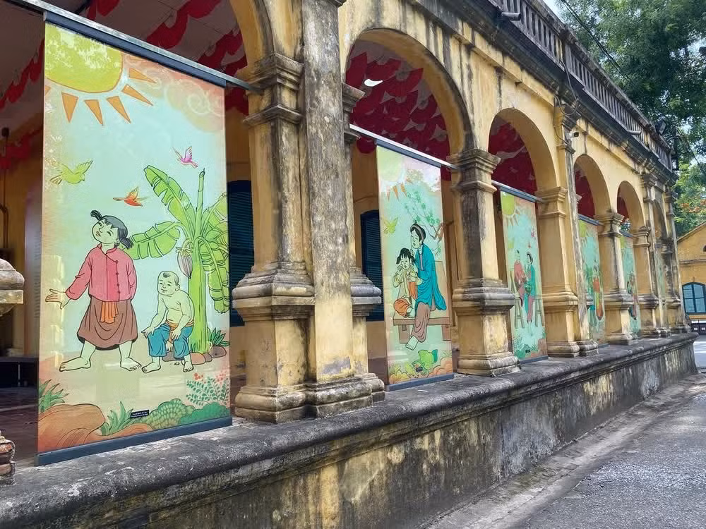 En los paneles ilustrativos instalados a ambos lados del edificio se ofrece información sobre las ceremonias y costumbres asociadas al Tet Doan Ngo. A la izquierda, se presentan reconstrucciones de rituales cortesanos, como las ceremonias de culto a los antepasados, las audiencias reales, la entrega de abanicos y los banquetes imperiales. A la derecha, se muestran diversas costumbres populares vinculadas a esta festividad, como los rituales relacionados con los árboles frutales y la perforación de las orejas de las niñas.