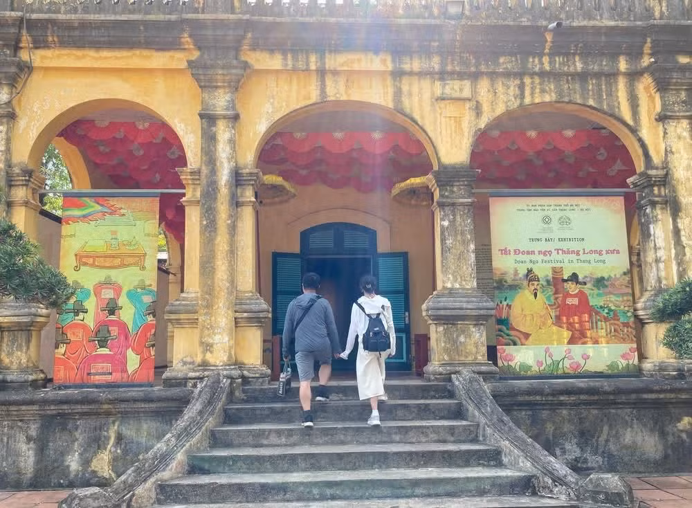 La exposición permite a los visitantes acercarse a la vida festiva de antaño en la corte de Thang Long.