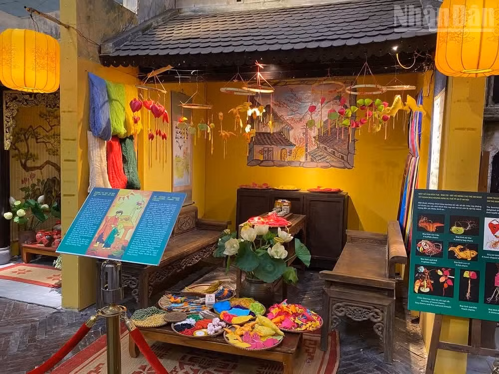 En la sala de estar se exhiben diversos objetos rituales con los que antaño se protegía a los ancianos y a los niños de la mala fortuna. Estas singulares piezas se han reconstruido a partir de valiosos documentos gráficos de Henri Oger, Nguyen Van Huyen y del Museo Quai Branly de Francia. El espacio expositivo recrea de forma auténtica y sencilla las costumbres más representativas de la festividad tradicional vietnamita del Tet Doan Ngo.
