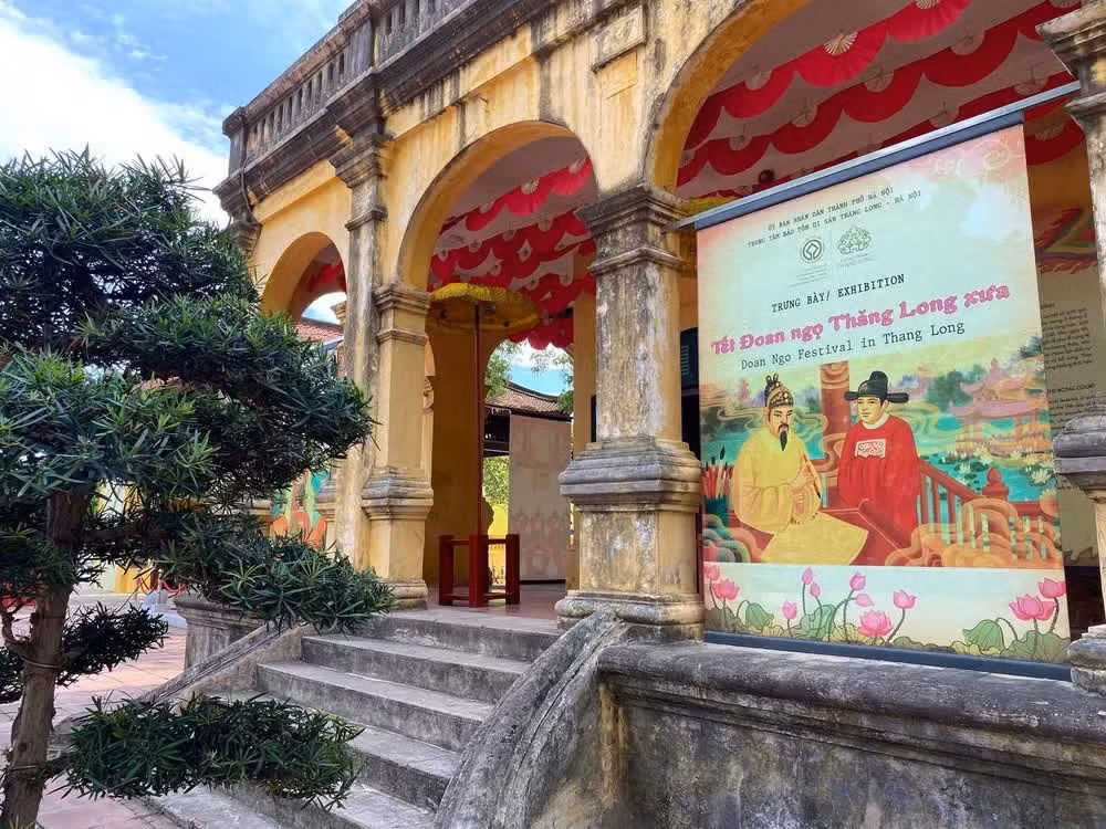 La sección “El Tet Doan Ngo en la corte de Thang Long durante la dinastía Le” se exhibe en la Casa N14 de la Ciudadela Imperial de Thang Long.