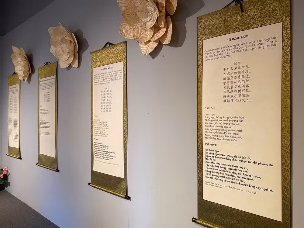 Dentro del recinto se exhiben poemas dedicados a las costumbres y tradiciones del Tet Doan Ngo.