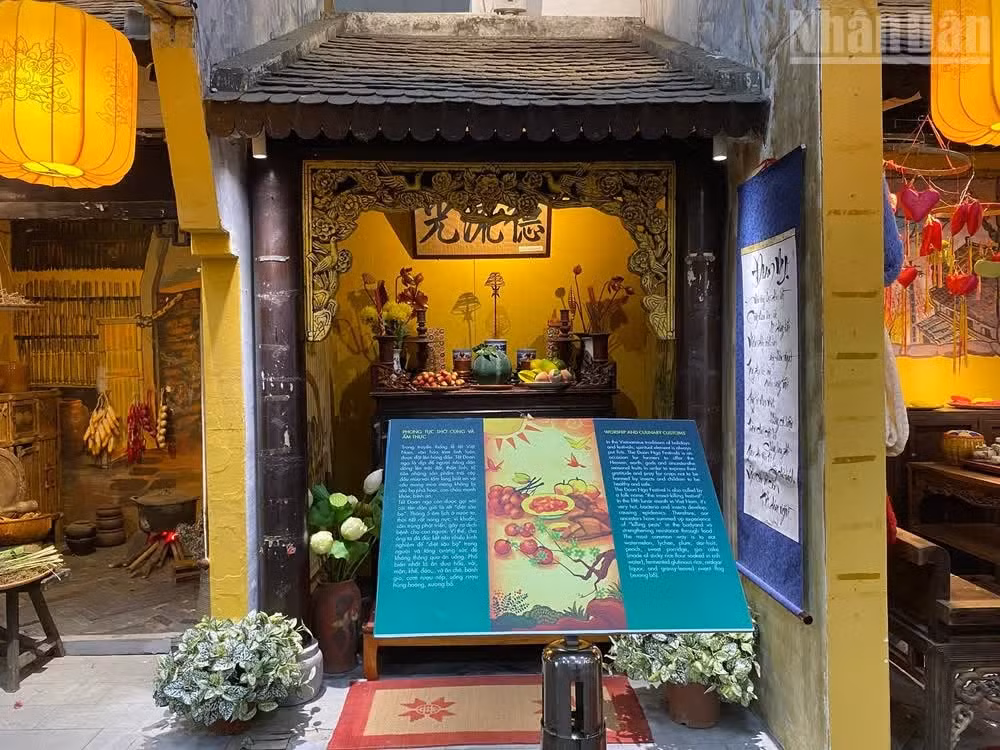 La sección “El Tet Doan Ngo en la tradición popular” recrea una vivienda tradicional de tres compartimentos. En el espacio central se dispone un altar ancestral con una bandeja de ofrendas compuesta por incienso, velas, frutas de temporada como lichi, ciruelas y sandía, además de banh tro (pastel de arroz glutinoso elaborado con agua de ceniza vegetal) y vino de arroz glutinoso fermentado, para pedir paz y buenas cosechas. Según antiguas creencias, comer vino de arroz glutinoso fermentado, banh tro, huevos cocidos y frutas ácidas a primera hora de la mañana permite eliminar los “insectos” del cuerpo.