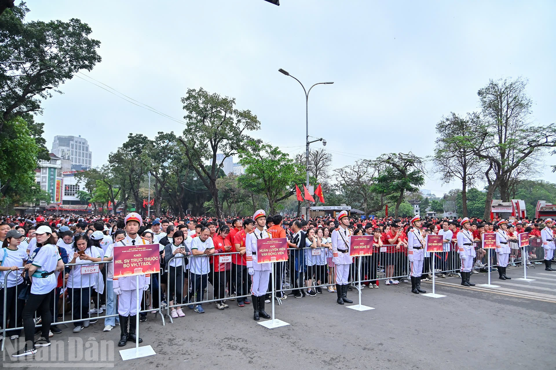 Los bloques participantes en el Día de la Carrera Olímpica 2026 en la plaza Dong Kinh Nghia Thuc.