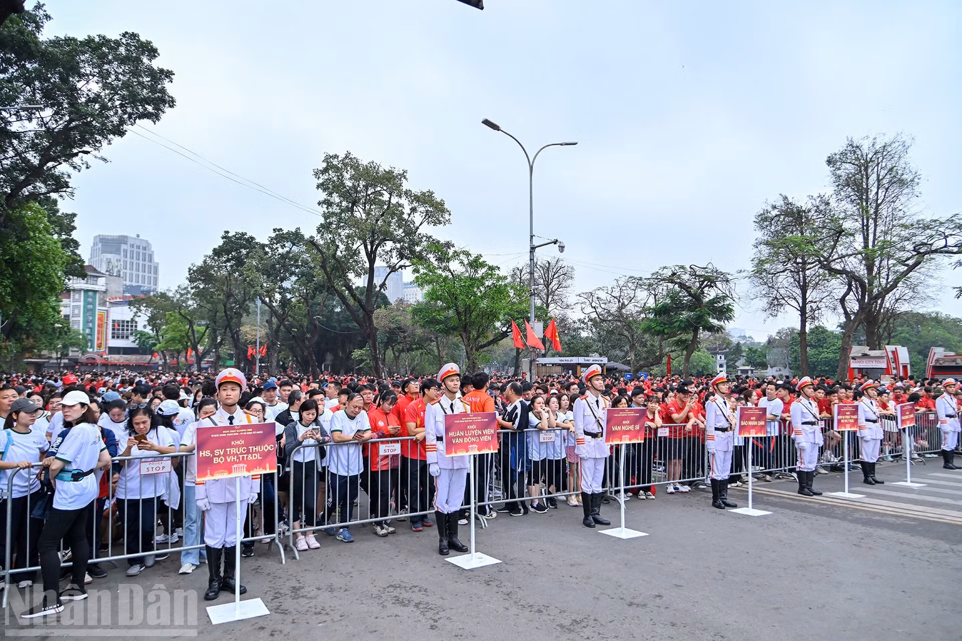 Los bloques participantes en el Día de la Carrera Olímpica 2026 en la plaza Dong Kinh Nghia Thuc.