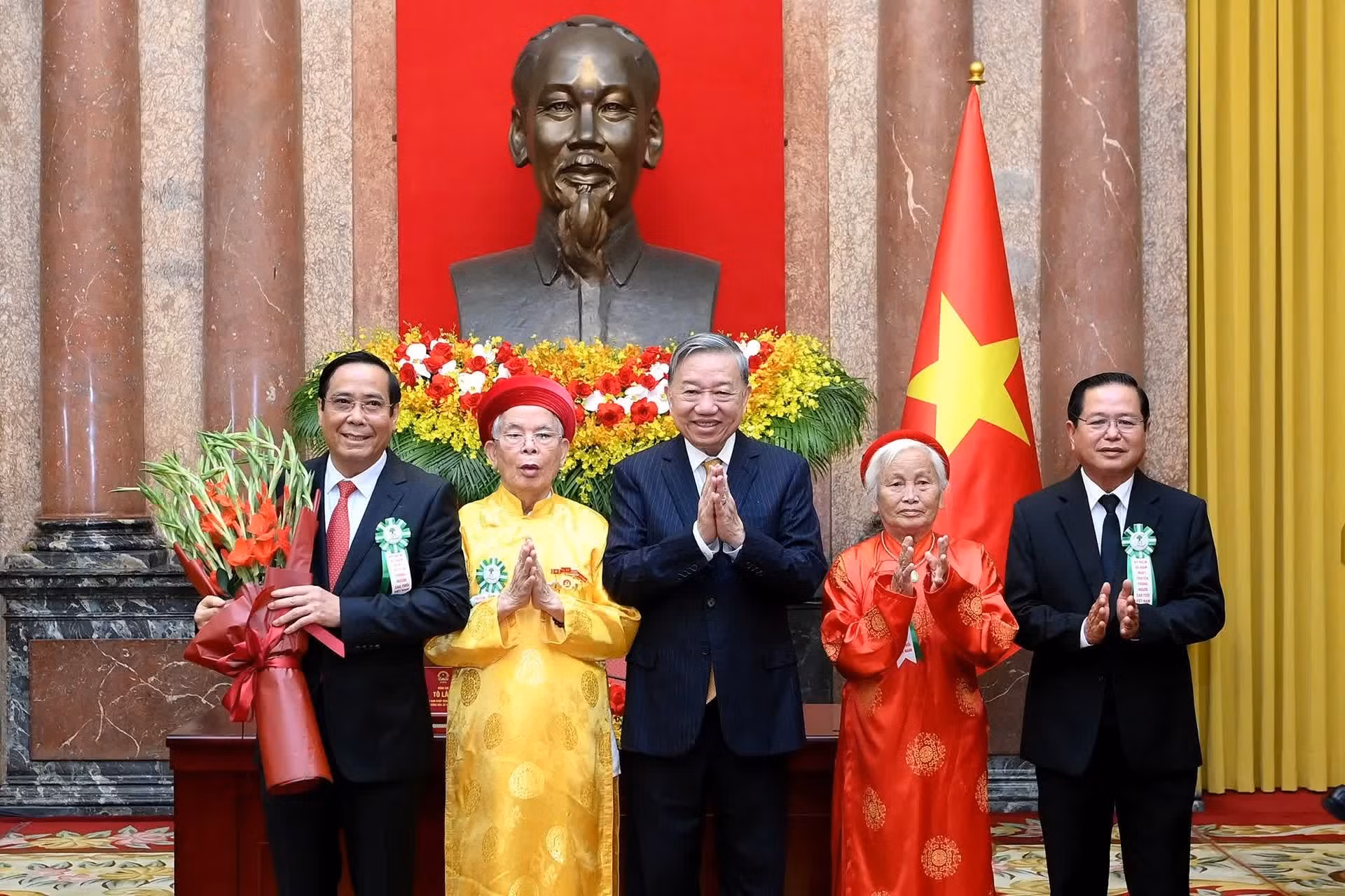 To Lam entrega flores de felicitación a la Asociación de Personas Mayores de Vietnam.