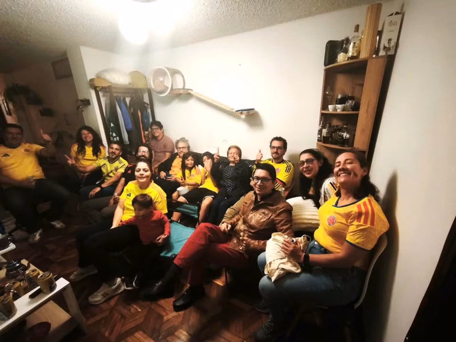 Los colombianos suelen reunirse para ver los partidos y alentar a su selección. Cortesía de Miguel Beltrán Ángel..