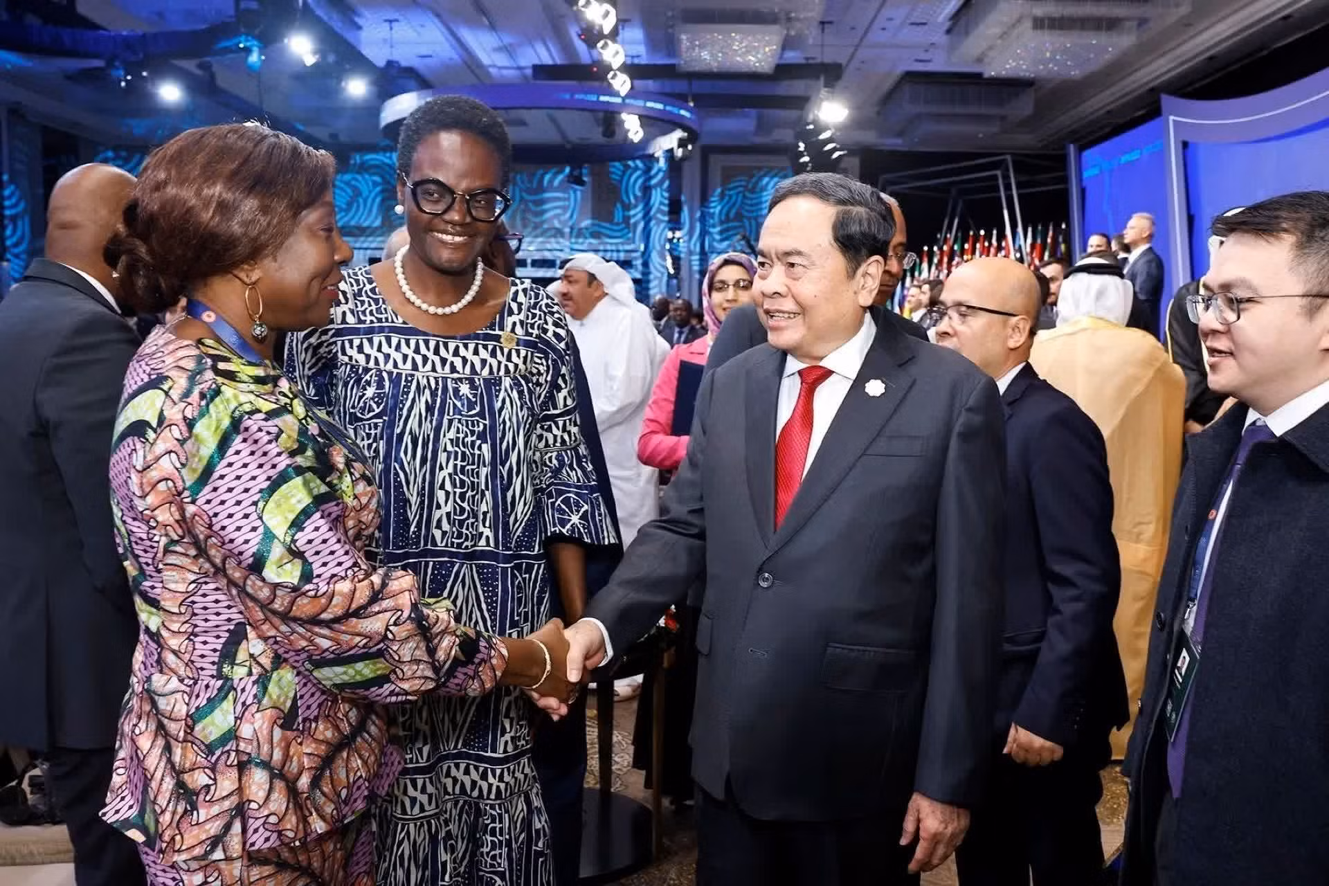 El presidente de la ANV, Tran Thanh Man, con delegados. (Foto: Doan Tan/VNA)