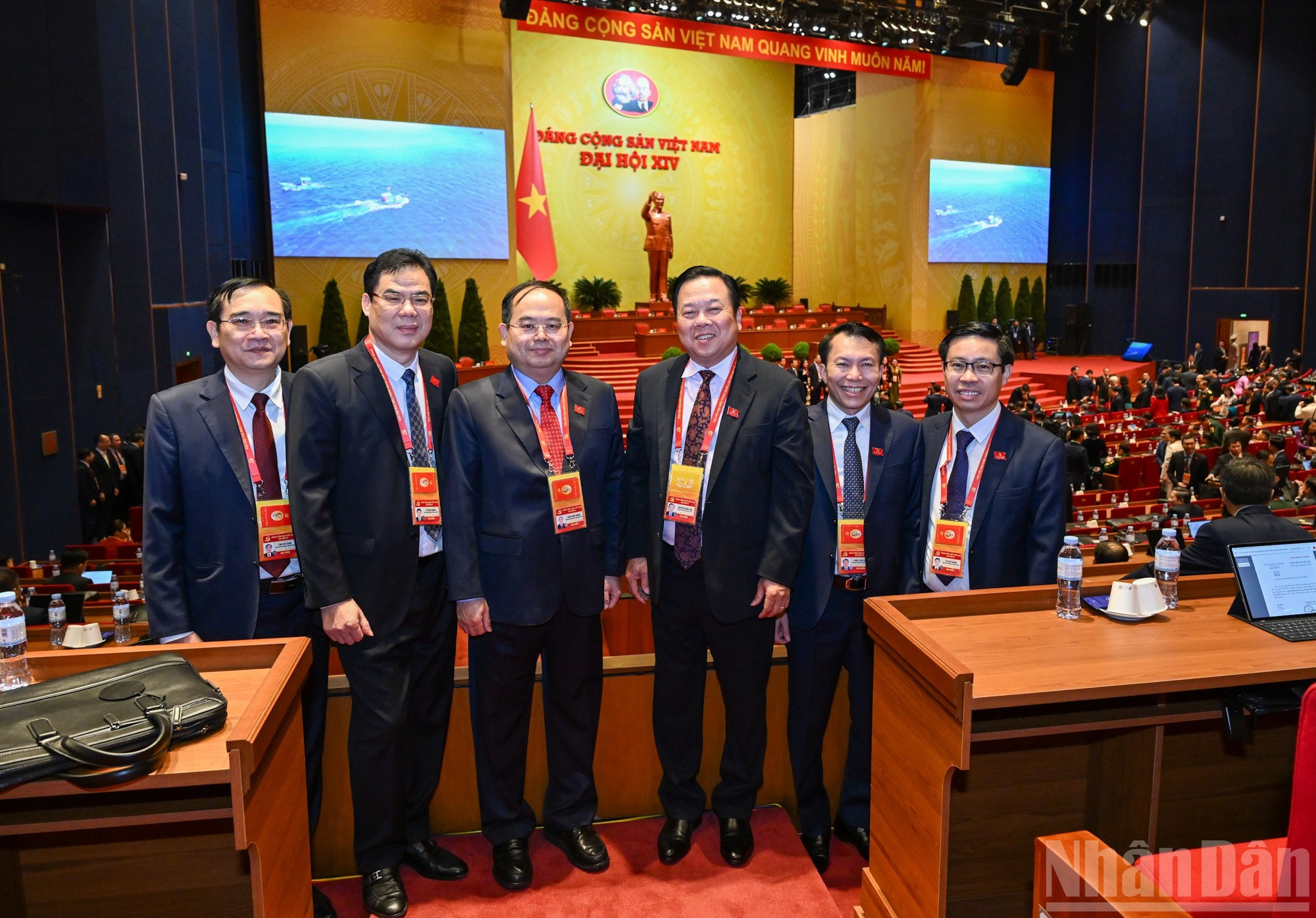 El Presidium en la sesión de debate. (Foto: TRAN HAI)