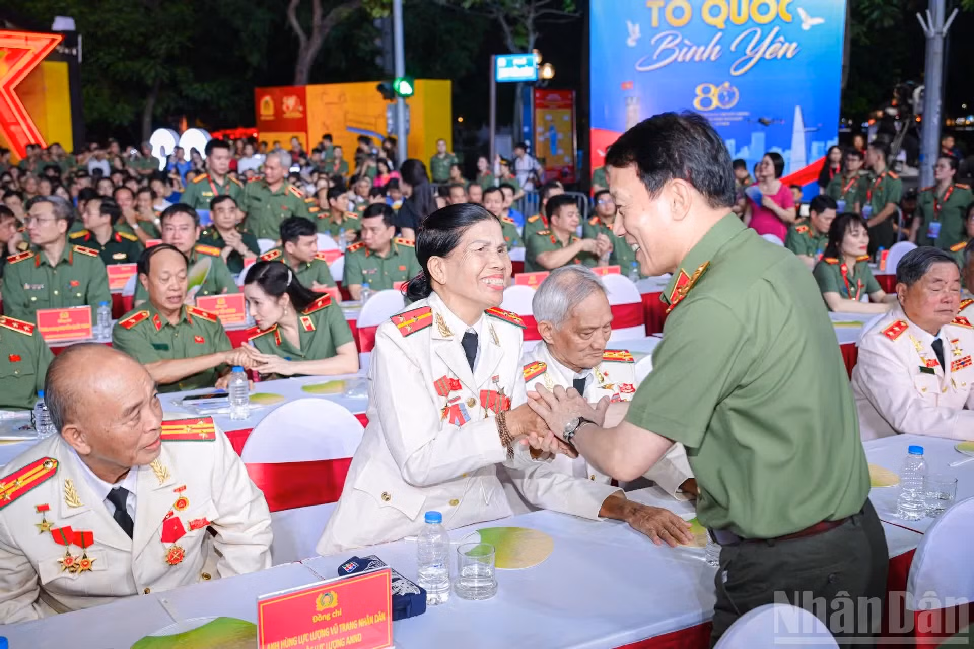 El general Luong Tam Quang conversa con los Héroes de las Fuerzas Armadas Populares del sector de la seguridad.