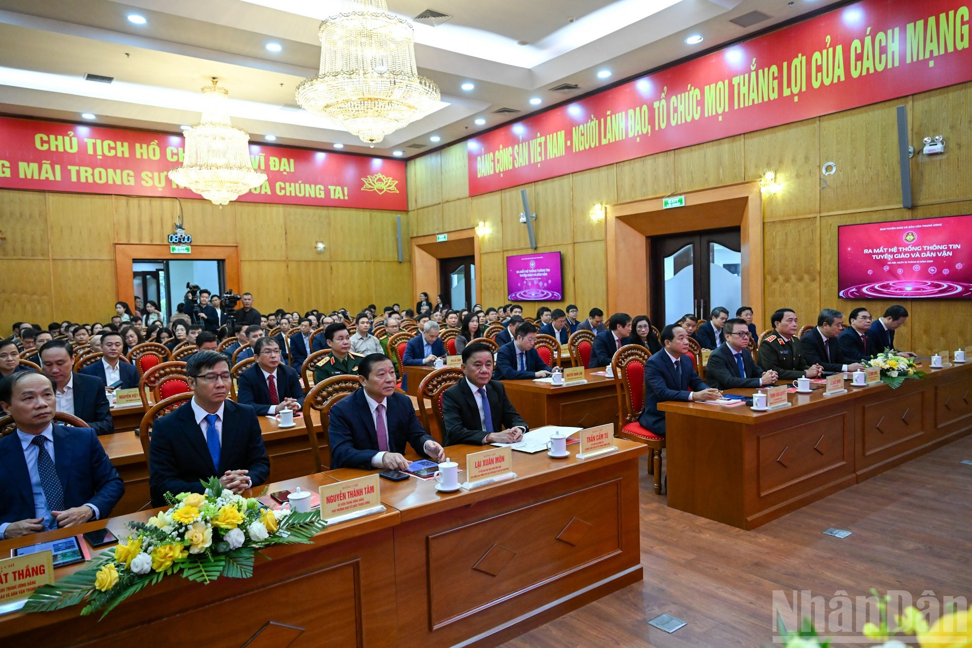 Tran Cam Tu y los delegados asisten al acto.