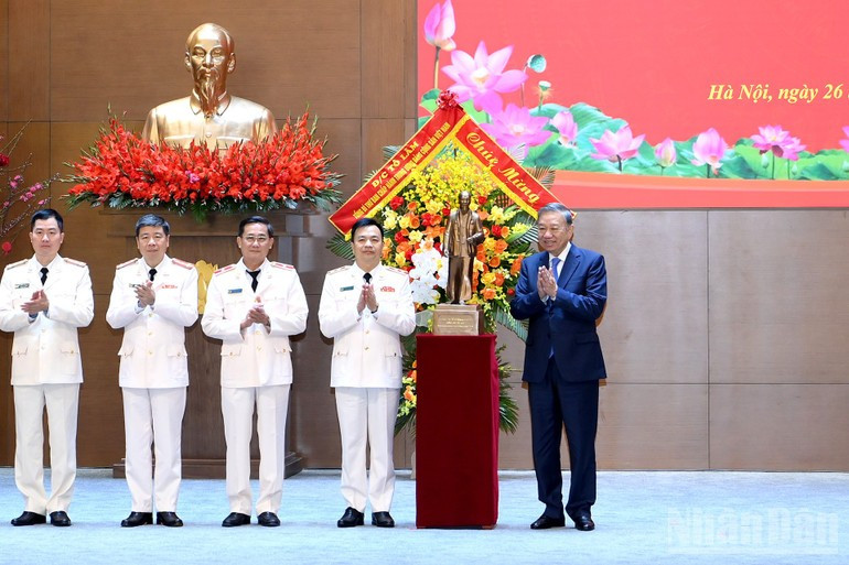 To Lam entrega una estatua del Presidente Ho Chi Minh como obsequio a la Agencia de Seguridad e Investigación del Ministerio de Seguridad Pública.