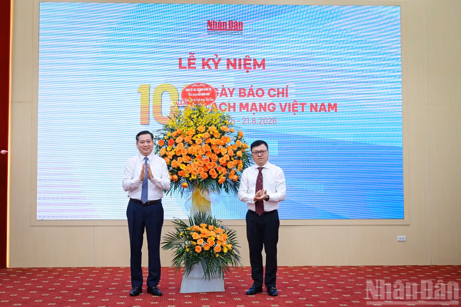 Nguyen Long Hai, subsecretario permanente del Comité partidista de los Órganos Centrales del PCV, entrega flores de felicitación al periódico Nhan Dan con motivo del 101º aniversario del Día de la Prensa Revolucionaria de Vietnam.
