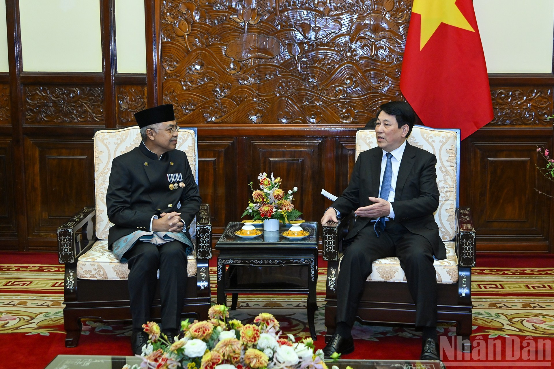 El presidente de Vietnam, Luong Cuong, recibe al embajador de Indonesia en Vietnam, Adam Mulawarman Tugio.