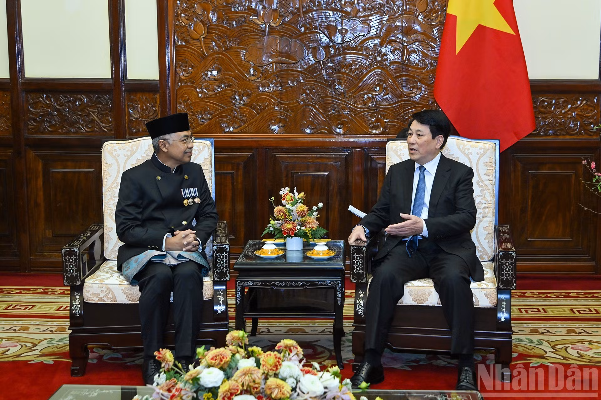 El presidente de Vietnam, Luong Cuong, recibe al embajador de Indonesia en Vietnam, Adam Mulawarman Tugio.