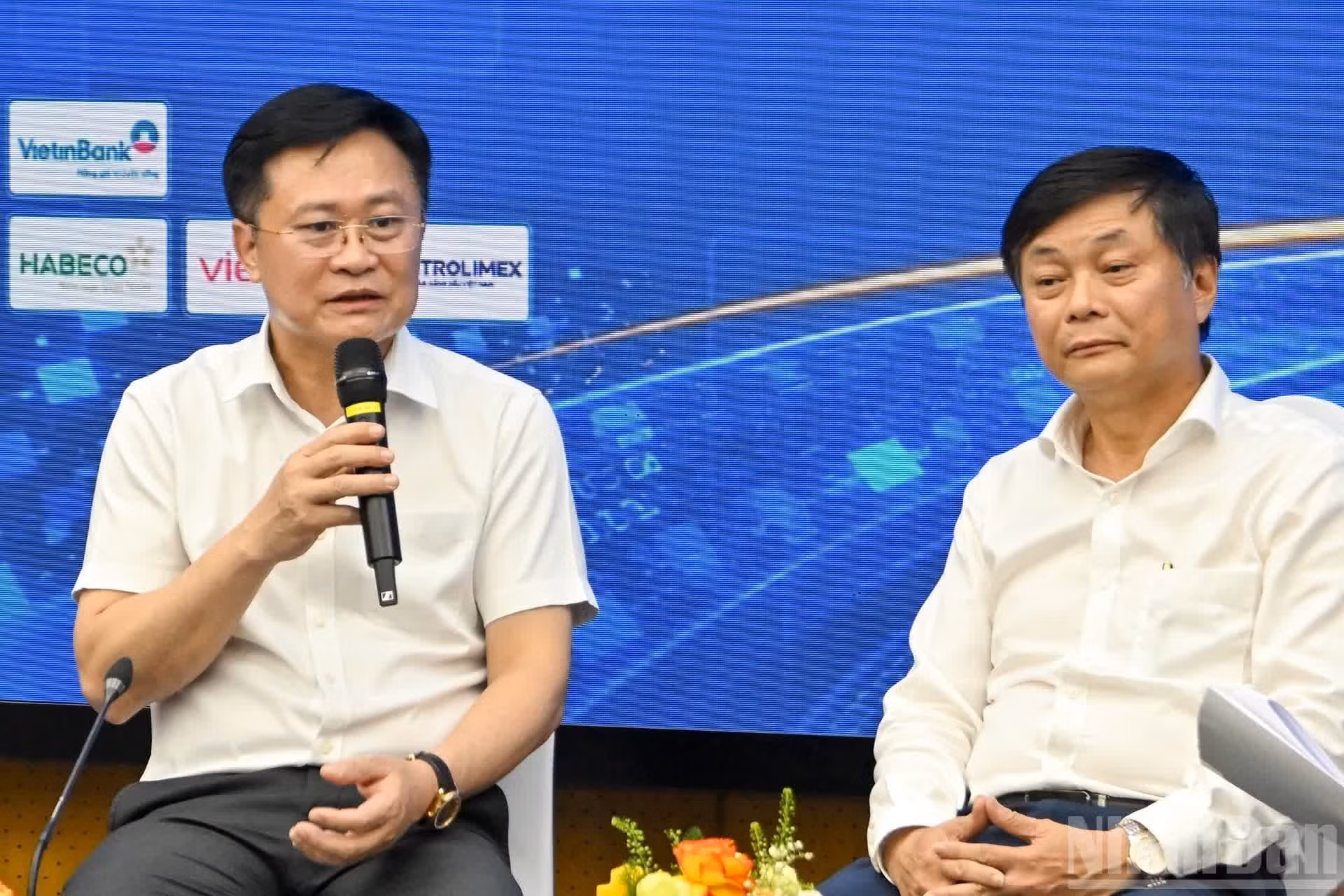 Pham Van Tuan, director del periódico y la Radio-Televisión de Hai Phong, interviene en el debate.