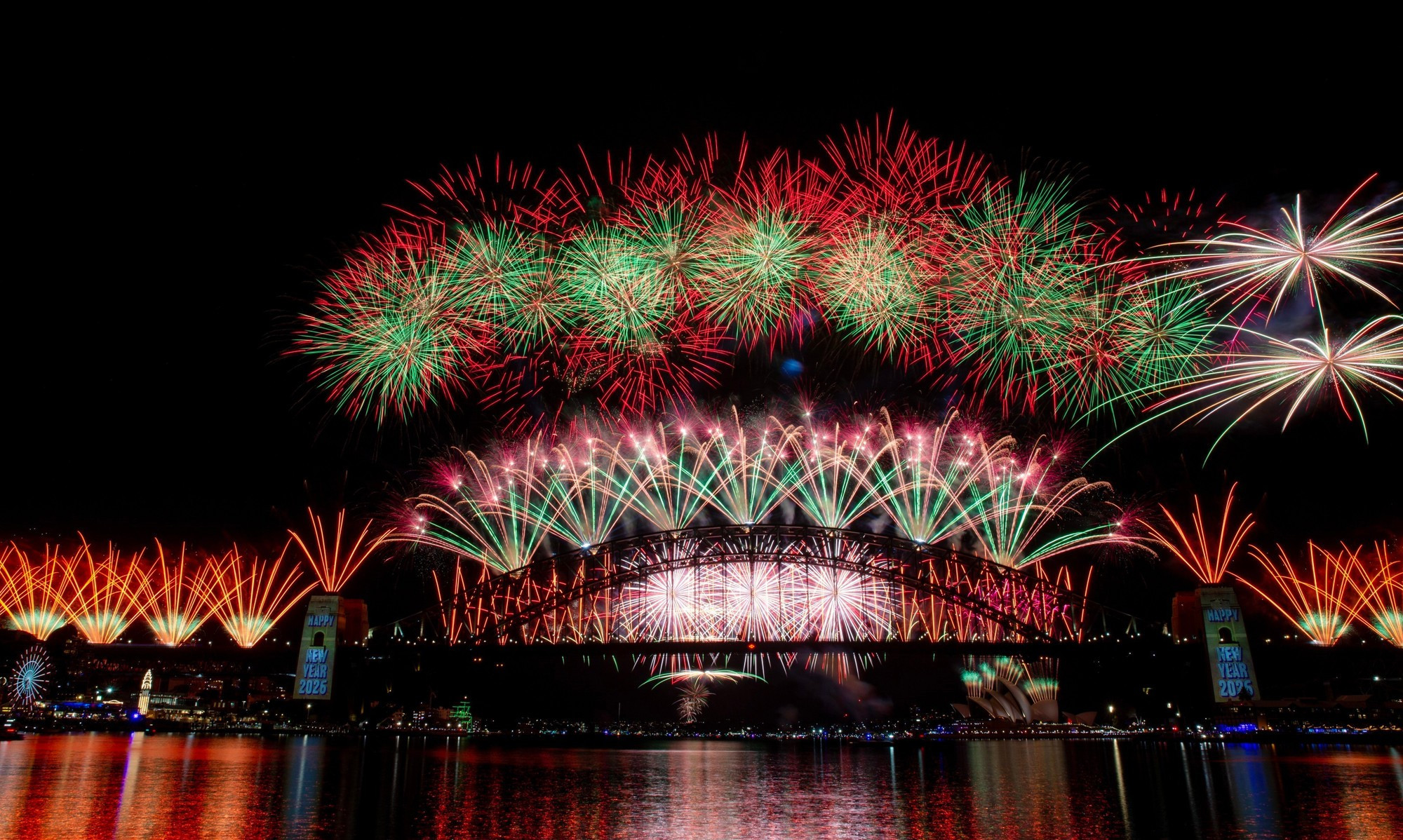 Un espectáculo pirotécnico despierta la admiración de los presentes al dar la bienvenida al Año Nuevo 2026 en el puente del puerto de Sídney, Australia.