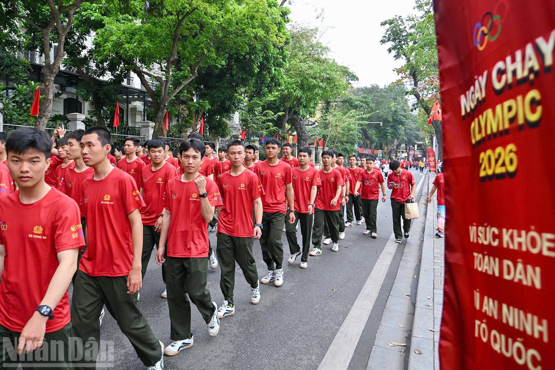 Funcionarios, soldados y ciudadanos participan en la actividad, promoviendo un estilo de vida saludable.