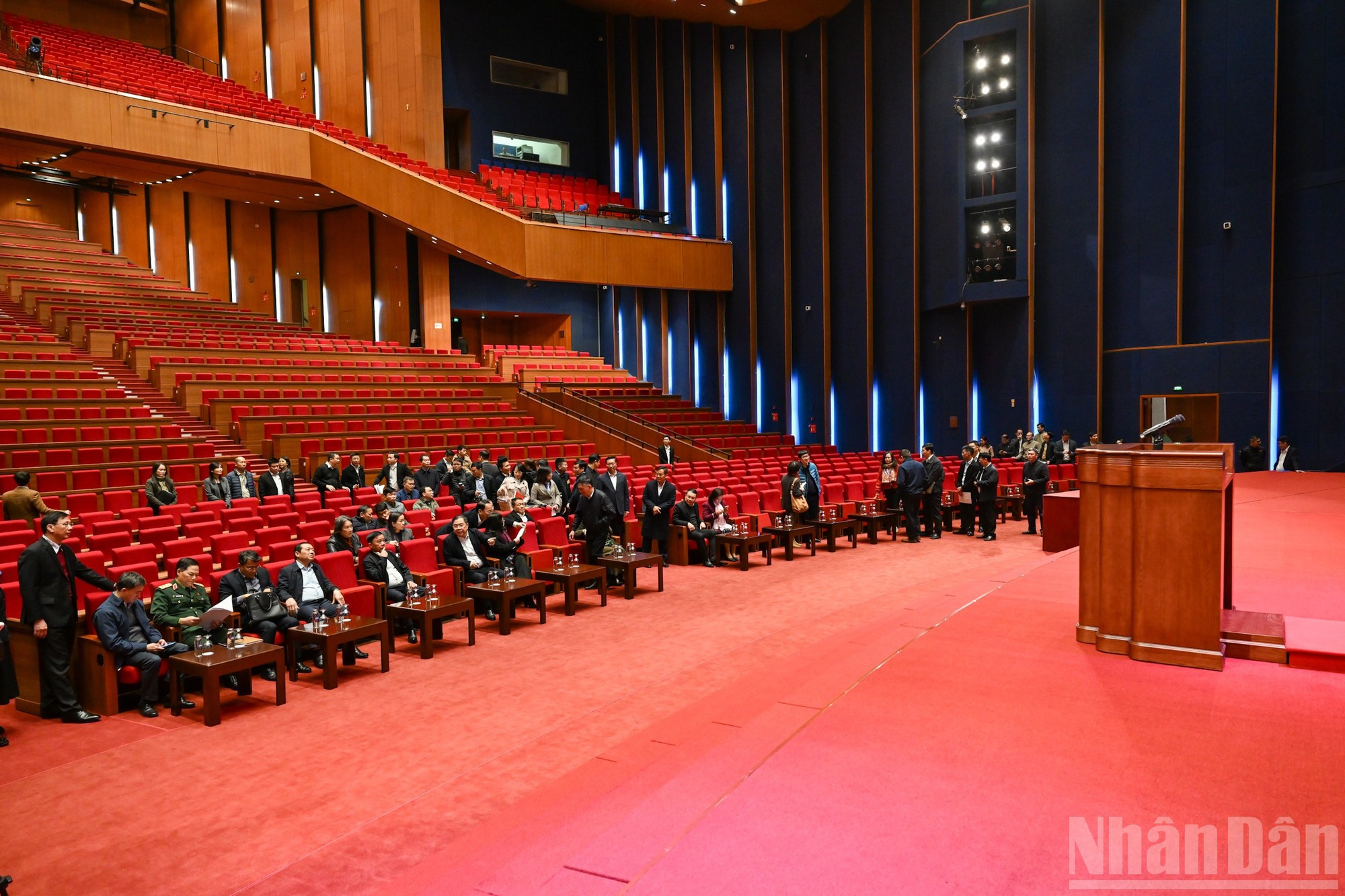 Tran Cam Tu y los delegados inspeccionan el área del auditorio donde se celebrará el Congreso.