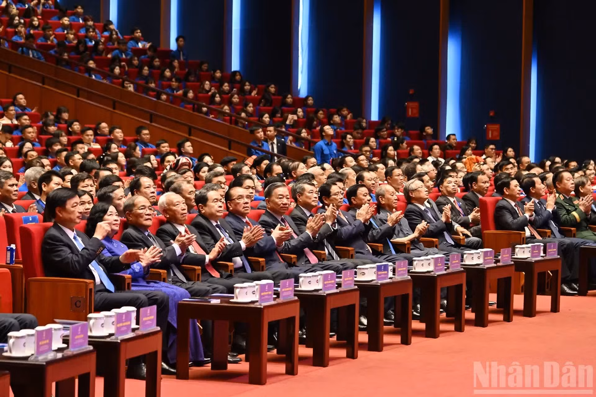 El secretario general del Partido Comunista y presidente de Vietnam, To Lam, junto con dirigentes y exdirigentes del Partido y del Estado, asiste a la sesión plenaria.