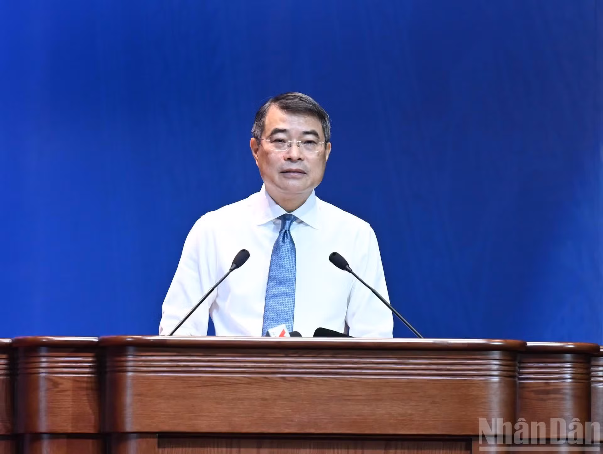 El primer ministro Le Minh Hung pronuncia una intervención.
