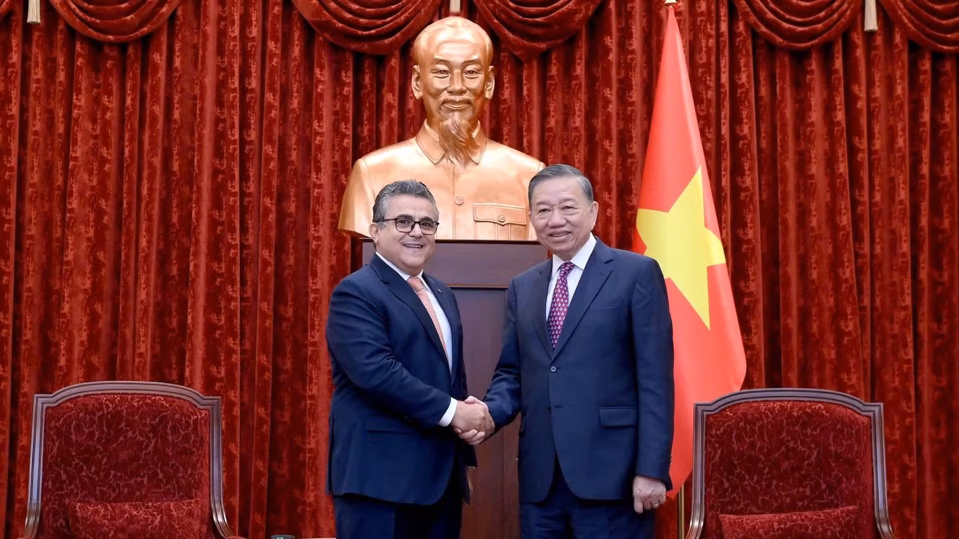 El secretario general del Partido Comunista y presidente de Vietnam, To Lam (derecha), y el embajador de Palestina, Saadi Salama, durante la recepción. 