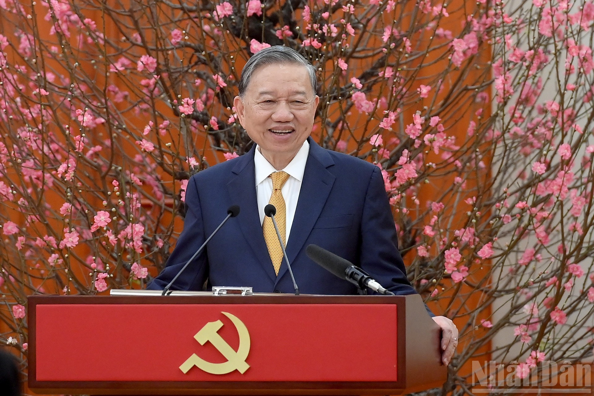 El líder partidista interviene en el encuentro.