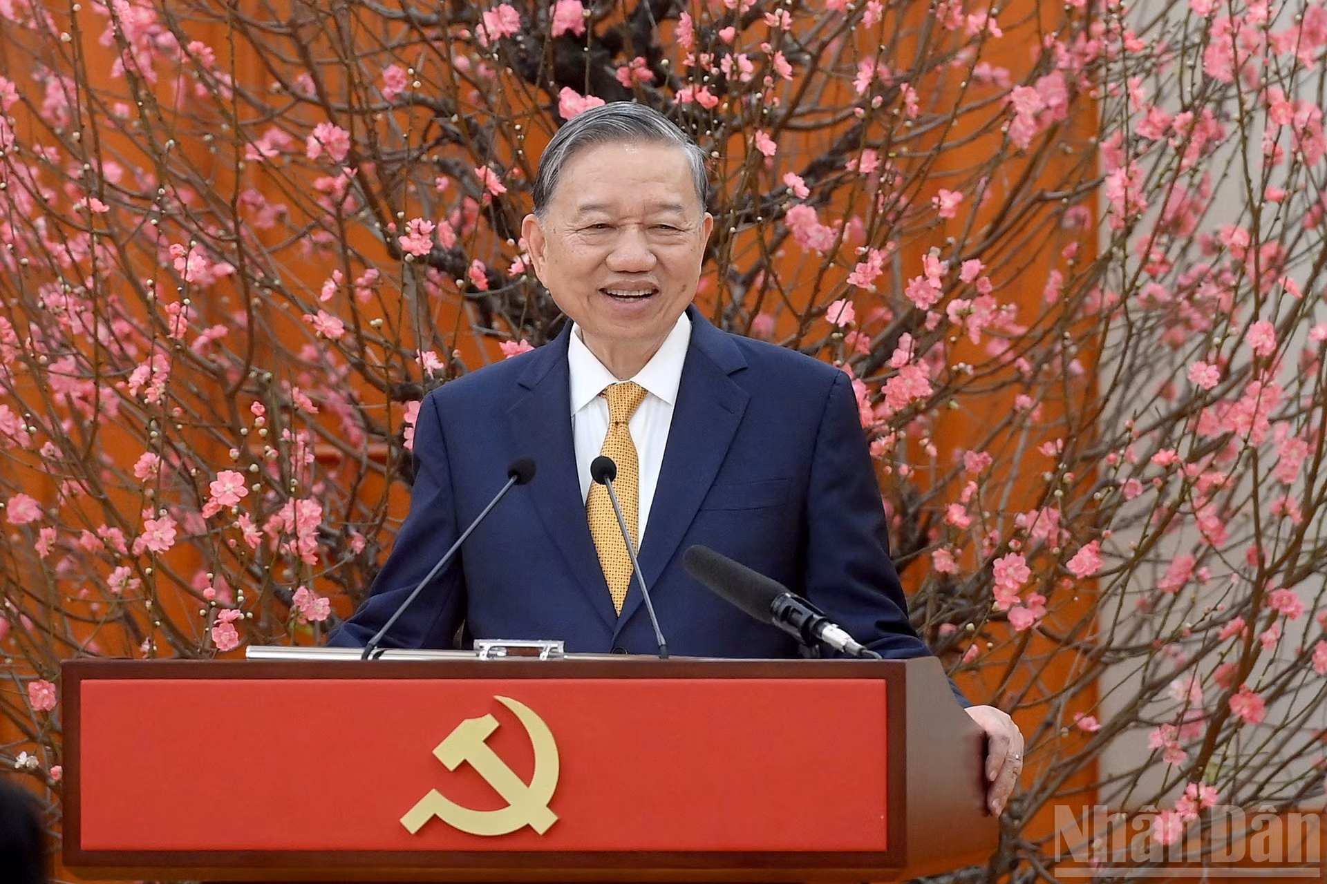 El líder partidista interviene en el encuentro.