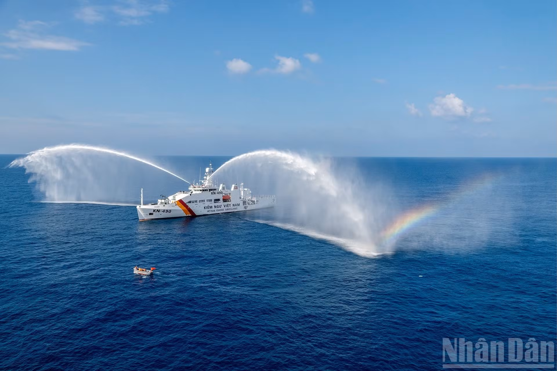 El buque KN 490 realiza una exhibición de chorros de agua en las proximidades de la plataforma DK1/19 Que Duong, poniendo fin así a la significativa travesía marítima del Grupo de Trabajo número 10.