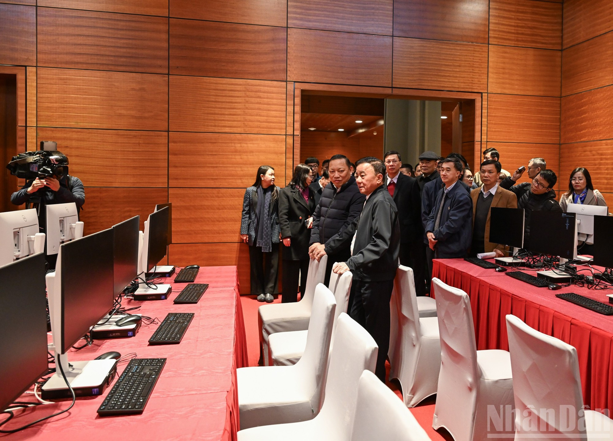 Tran Cam Tu inspecciona las salas funcionales del Centro Nacional de Convenciones.