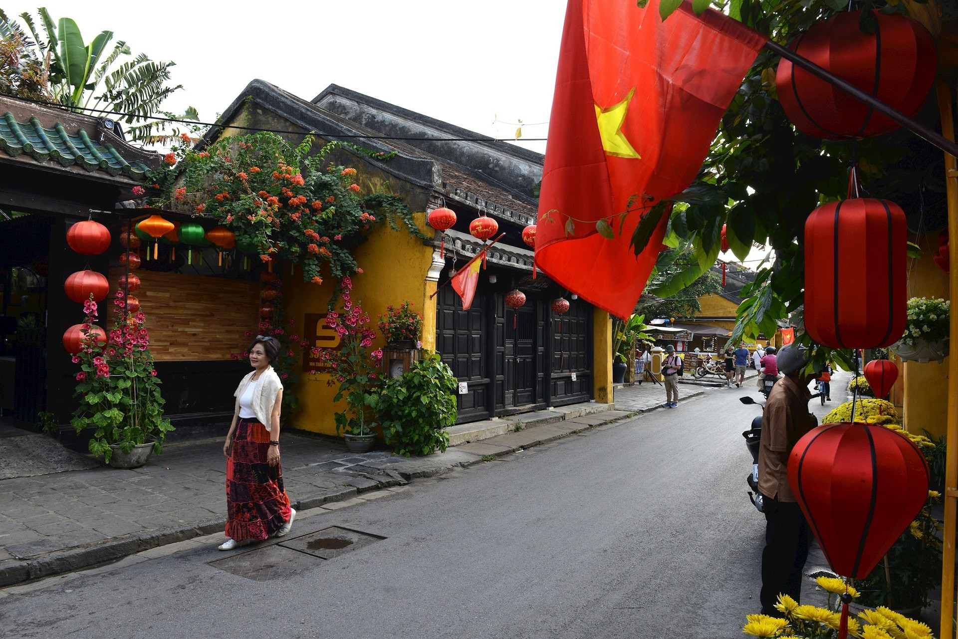 Las calles del casco antiguo permanecen tranquilas, con poco tránsito de personas.