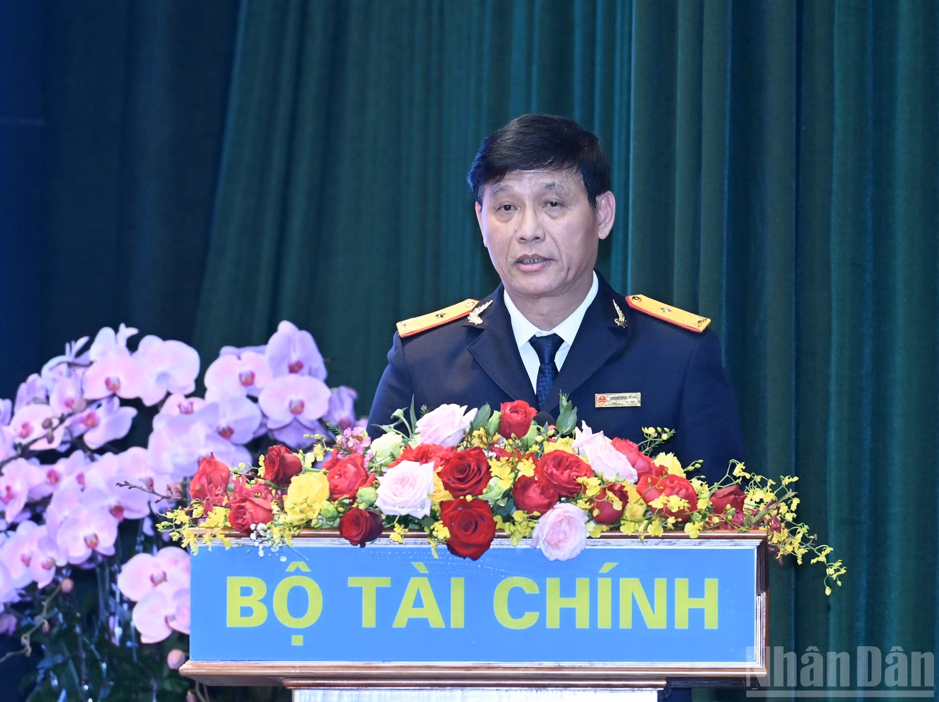 Representante de la dirección del Departamento Tributario, del Ministerio de Finanzas, presenta ponencias en la conferencia.