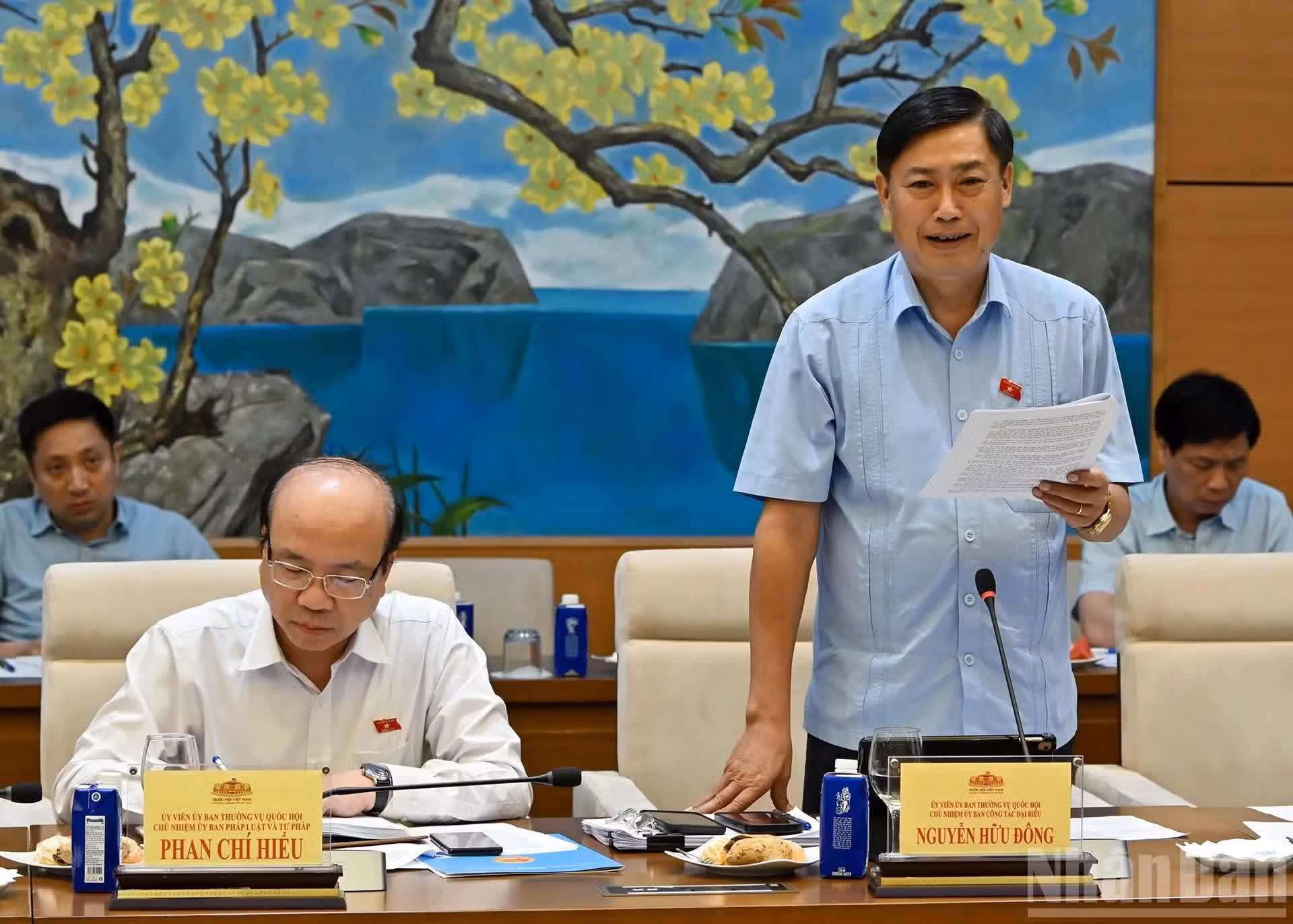 El presidente de la Comisión de Trabajo de Diputados, Nguyen Huu Dong, interviene en la reunión.