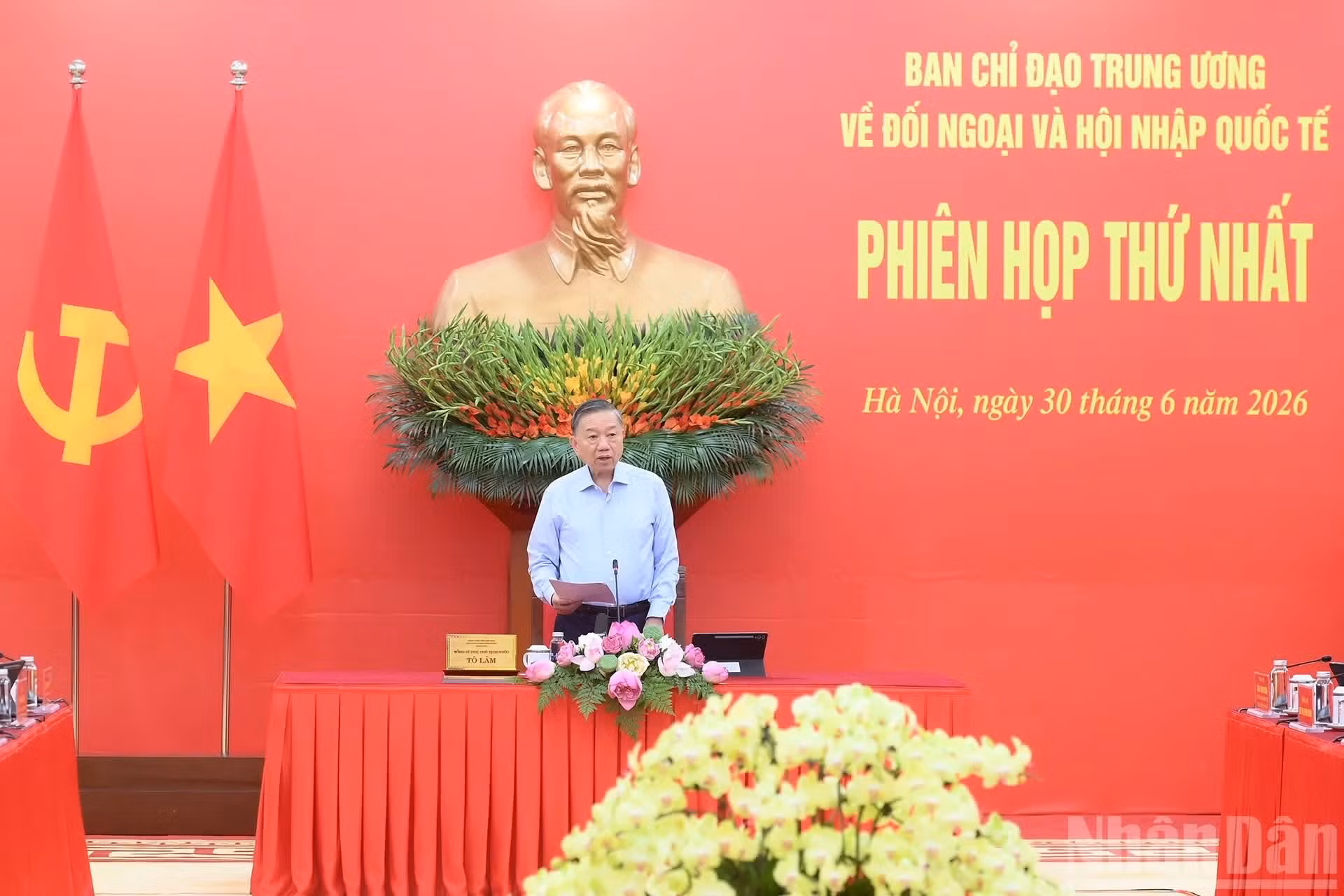 To Lam pronuncia el discurso de orientación en la reunión.