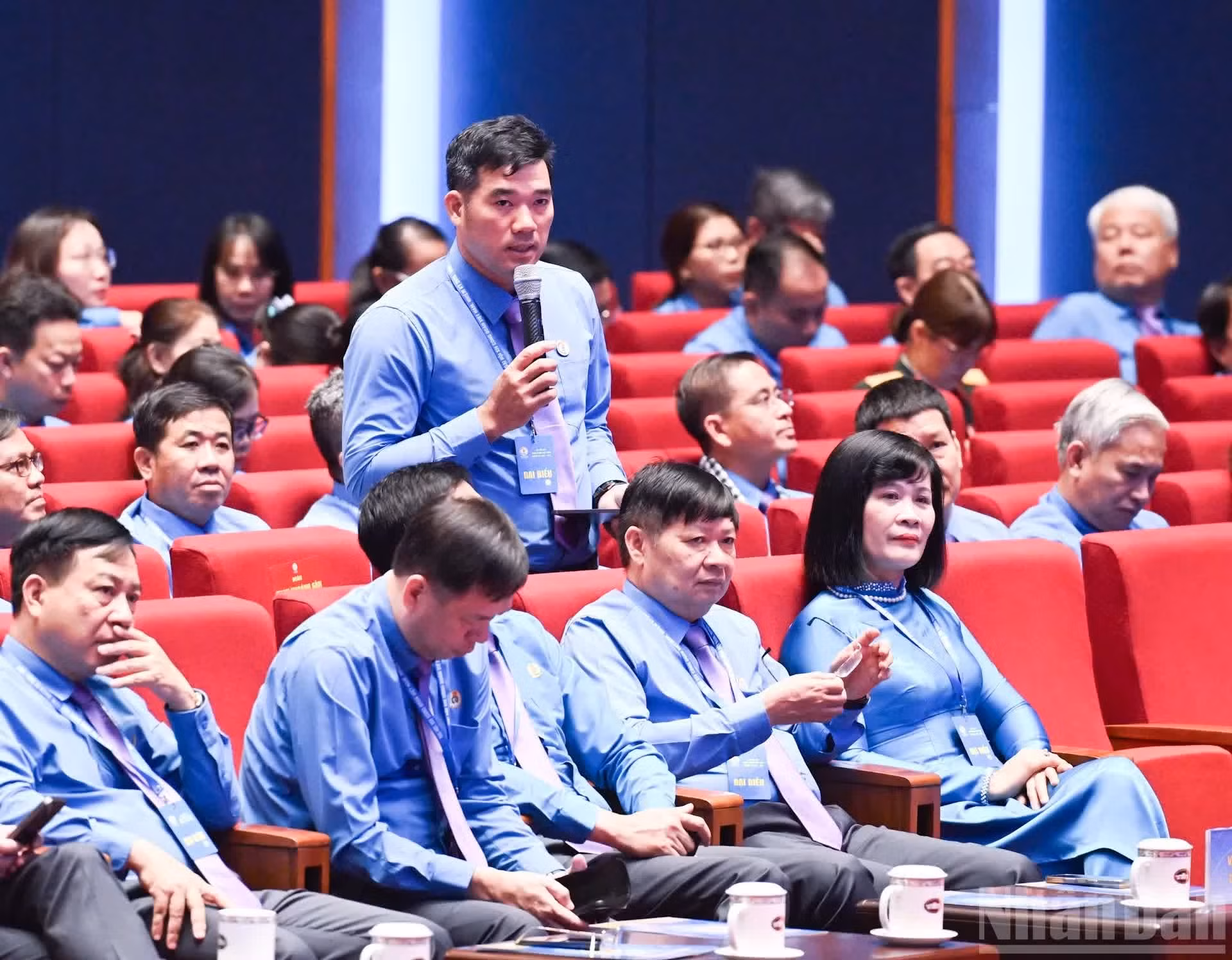Pham Dinh Duan, Héroe del Trabajo y subdirector del Departamento de Control de Producción de la Sociedad Anónima Carbonífera Vang Danh, interviene en el programa.