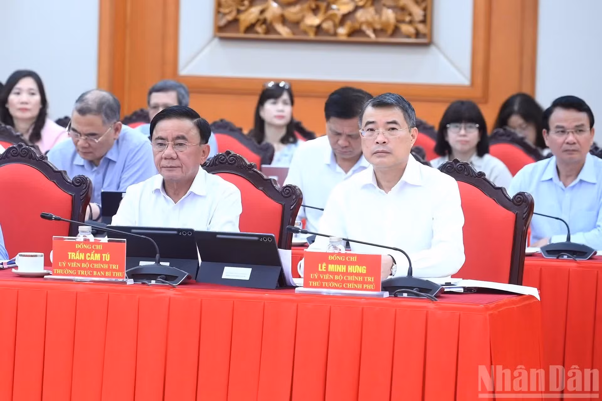 El primer ministro de Vietnam, Le Minh Hung; el miembro permanente del Secretariado del Comité Central del Partido, Tran Cam Tu; y otros delegados en la cita.