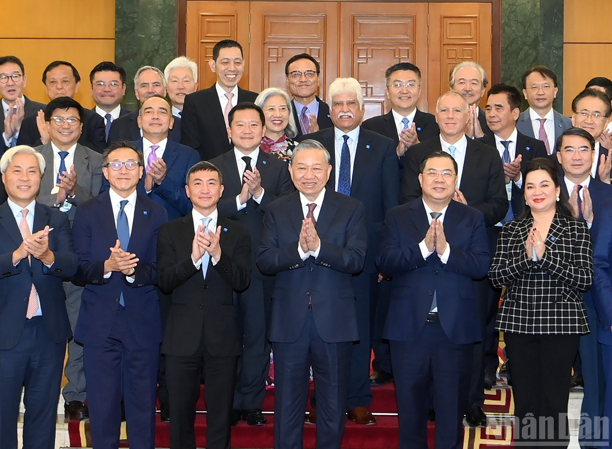 El líder partidista vietnamita junto a los delegados.