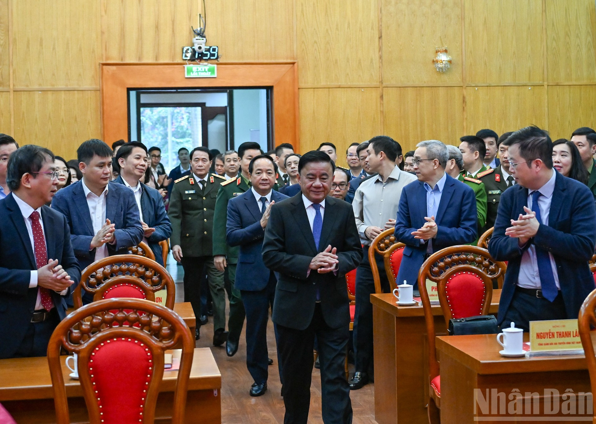 El miembro del Buró Político y permanente del Secretariado del Comité Central del PCV, Tran Cam Tu, asiste al acto.