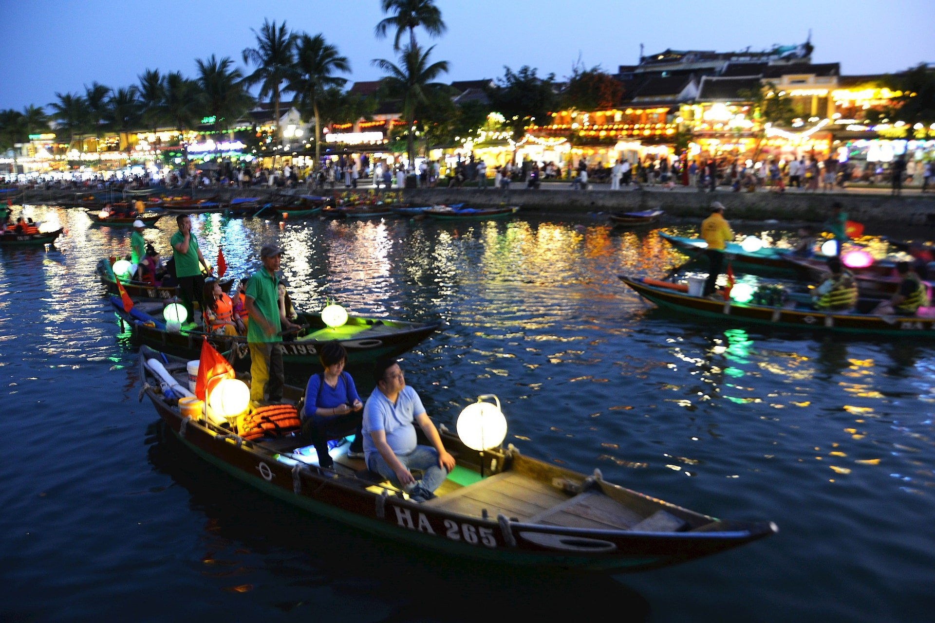 El casco antiguo brilla bajo la iluminación nocturna la noche del 22 de febrero.