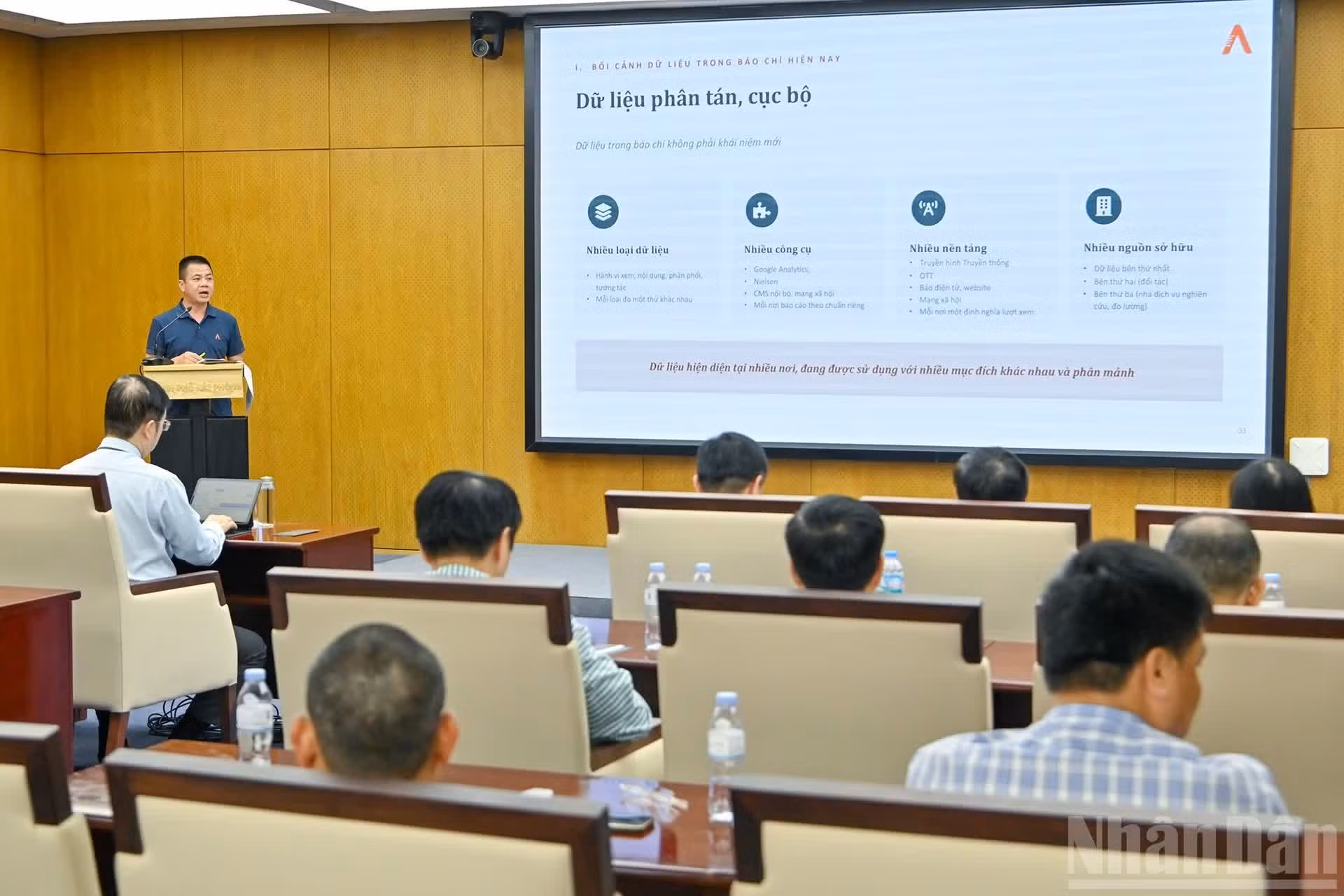Quach Hoai Nam, presidente de la empresa AMI, presenta la ponencia “Autonomía de los datos en el periodismo”.