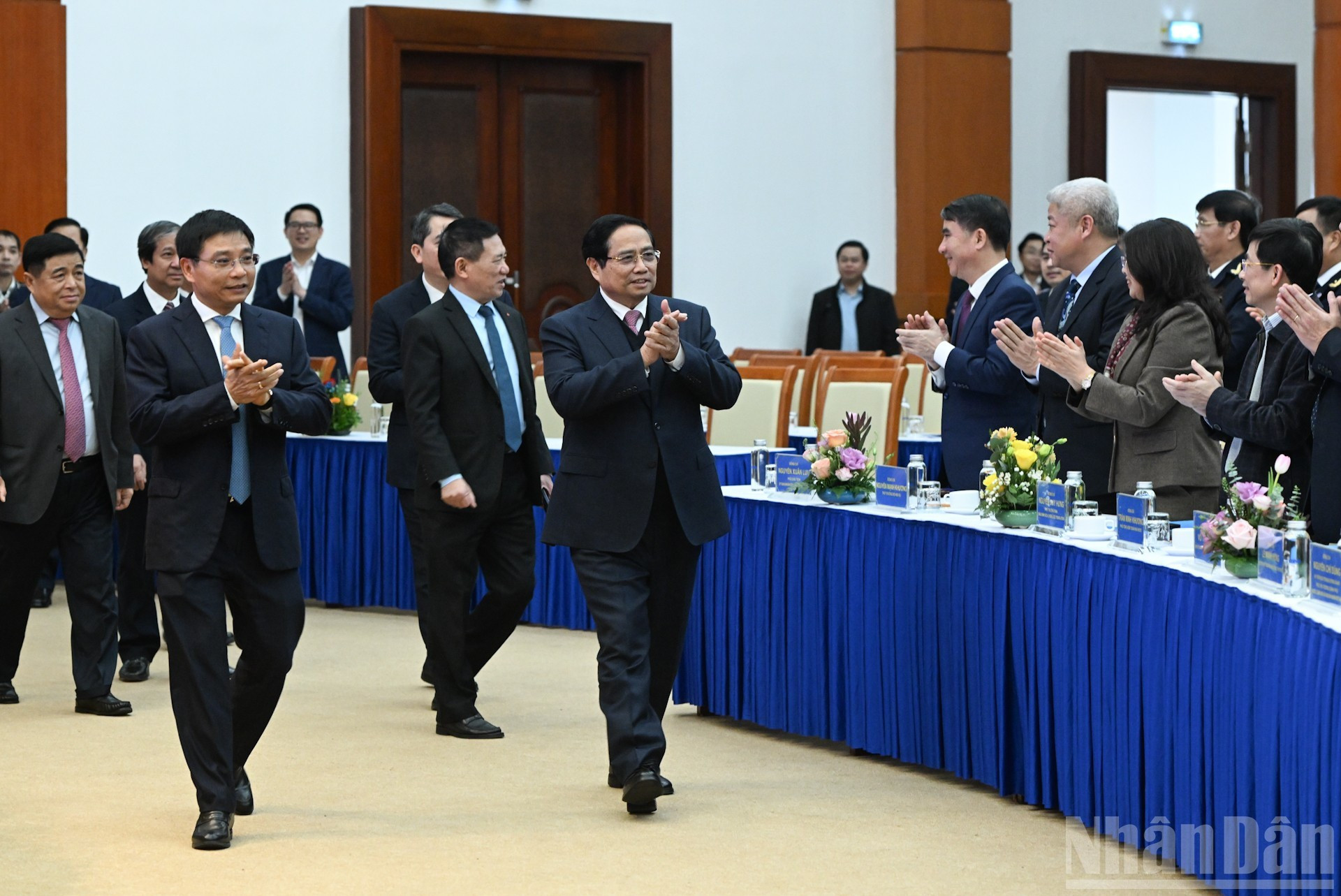El primer ministro Pham Minh Chinh asiste a la conferencia.